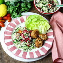 Afbeelding laden  in gallerij, Couscoussalade met zalmballetjes en tzatziki (18/08-24/08)