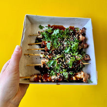 Afbeelding laden  in gallerij, HAPJE / Gegrilde BBQ yakitori kippenspiesjes