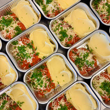 Afbeelding laden  in gallerij, KIDS gerecht // Gehaktballetjes in tomatensaus met puree (31/8-6/9)