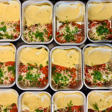 Afbeelding laden  in gallerij, KIDS gerecht // Gehaktballetjes in tomatensaus met puree (31/8-6/9)