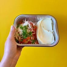 Afbeelding laden  in gallerij, KIDS gerecht // Gehaktballetjes in tomatensaus met puree (31/8-6/9)
