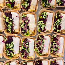 Afbeelding laden  in gallerij, Burrito met aubergine, gehakt en cheddar-currysaus (9/6-14/6)