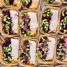 Afbeelding laden  in gallerij, Burrito met aubergine, gehakt en cheddar-currysaus (9/6-14/6)
