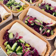 Afbeelding laden  in gallerij, Burrito met aubergine, gehakt en cheddar-currysaus (9/6-14/6)