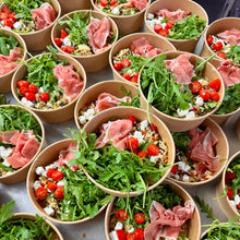 Afbeelding laden  in gallerij, Griekse salade met orzo, feta en Serrano ham (23/6-28/6)