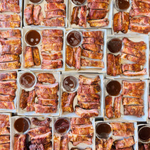 Afbeelding laden  in gallerij, HAPJE / Snoop Dogg Ribs met BBQ-saus