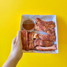 Afbeelding laden  in gallerij, HAPJE / Snoop Dogg Ribs met BBQ-saus