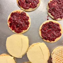 Afbeelding laden  in gallerij, HAPJE / Hartig wafeltje met Pas de Rouge en vijgencompote (v)