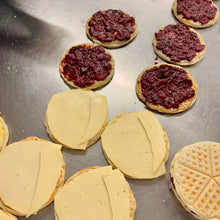 Afbeelding laden  in gallerij, HAPJE / Hartig wafeltje met Pas de Rouge en vijgencompote (v)