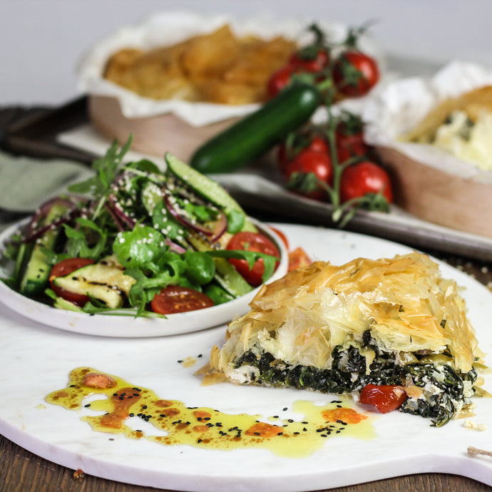 Griekse filotaart met zuiderse groenten, kazen en fris slaatje (V)