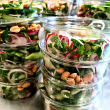 Afbeelding laden  in gallerij, Kipfilet met pindasaus en frisse salade