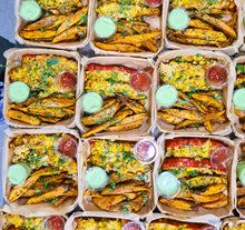 Afbeelding laden  in gallerij, Ottolenghi&#39;s puntpaprika met zoete aardappel wedges (V)