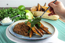 Afbeelding laden  in gallerij, Mexicaans stoofpotje met zoete aardappelwedges (VEGGIE)